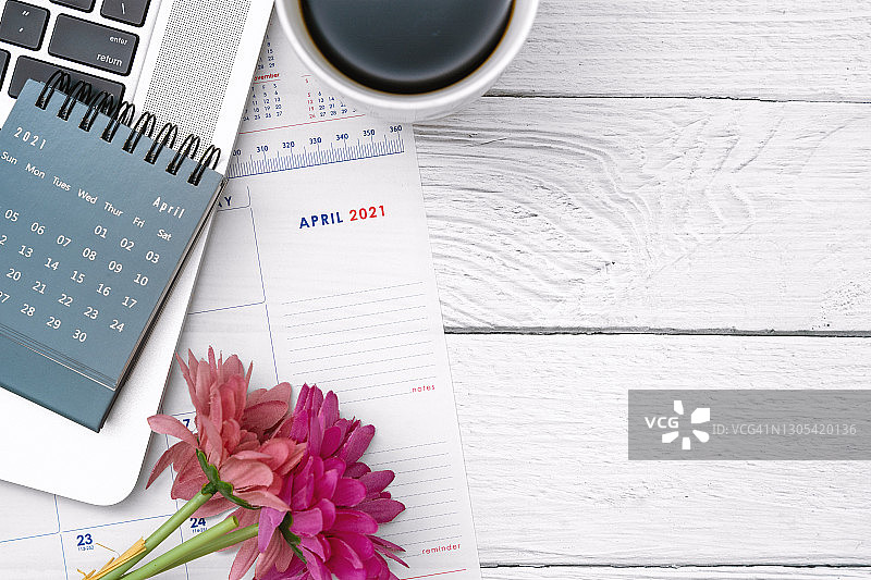 2021年4月日历，白色木桌背景图片素材