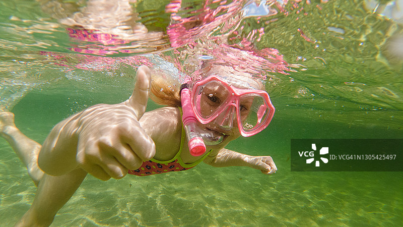 水下摄影：浮潜的女孩图片素材