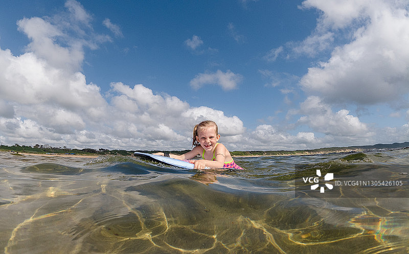 在趴板上享受假期的女孩图片素材