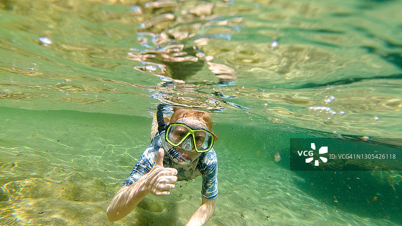 男孩浮潜的水下照片图片素材