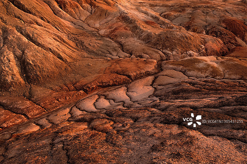 末日般的超现实乌拉尔景观，类似火星表面。冻结的红棕色黑土表面，贫瘠、龟裂和烧焦的土地和土壤，全球变暖的概念，耐火粘土采石场。2021年登陆火星。图片素材