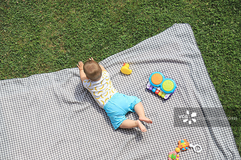 快乐的男婴图片素材
