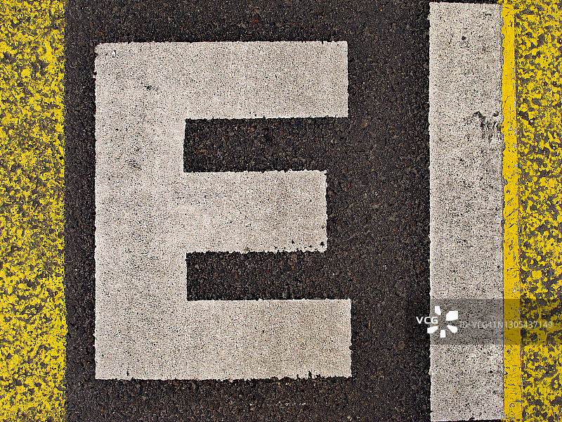 巴黎街道风化字母E与线条图片素材