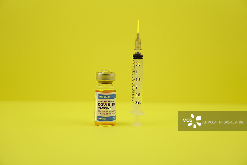 紫色背景上的抗COVID-19疫苗注射器数字图像图片素材