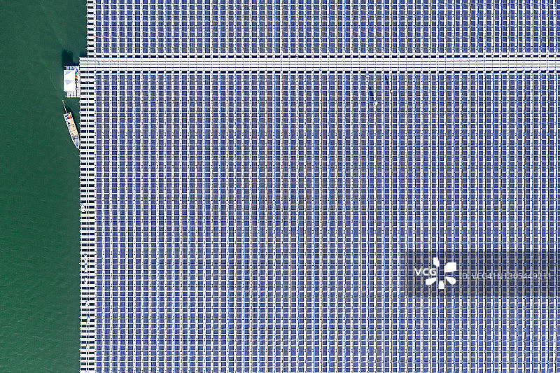 水库上方的清洁可再生能源太阳能发电站图片素材