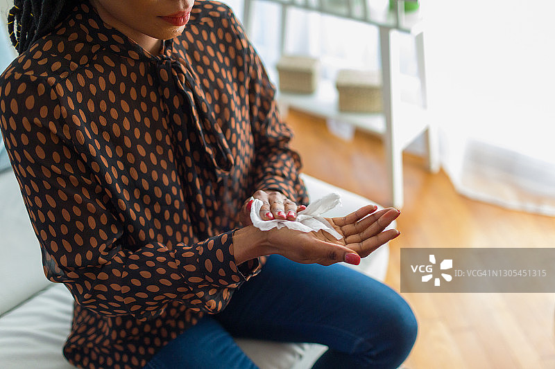 女子用消毒湿巾消毒双手图片素材