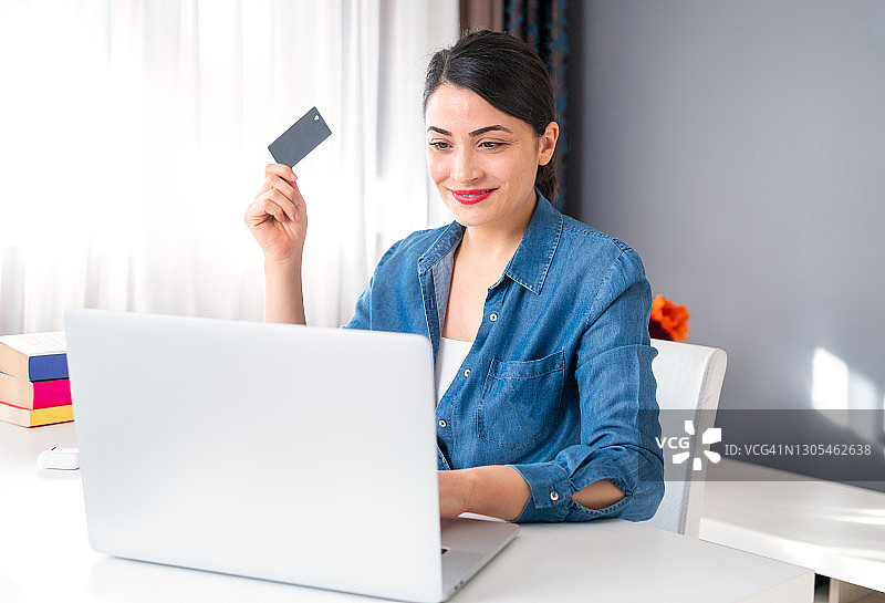 女人使用信用卡进行在线支付和购物图片素材