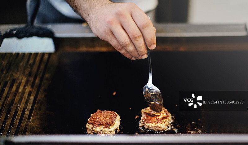 在餐厅厨房准备汉堡图片素材