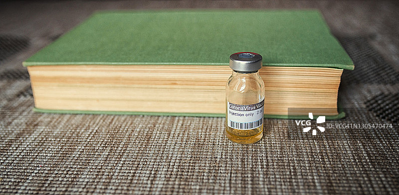 疫苗与书籍，2021年信息概念图片素材