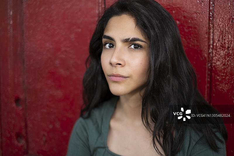 在墨西哥城好奇地看着镜头的年轻拉丁裔女人图片素材