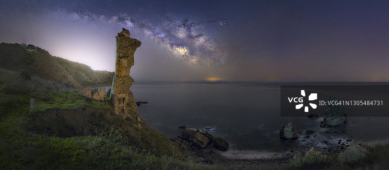 废墟中的瞭望塔与银河图片素材