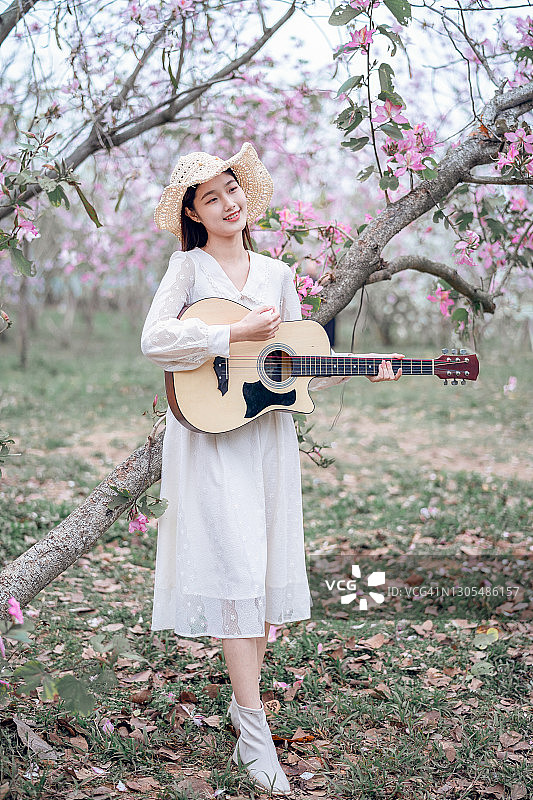 弹吉他的女孩图片素材