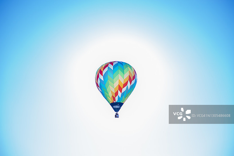 阳光下的热气球图片素材