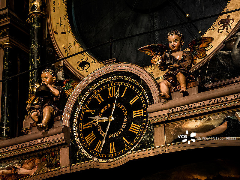 斯特拉斯堡大教堂内部的哥特式细节：古代雕塑和天文钟图片素材