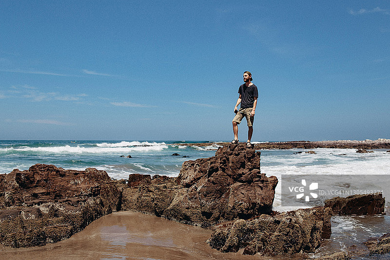 男子眺望美丽的海景图片素材