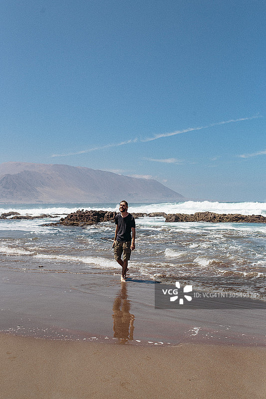 男人在伊基克海岸线行走图片素材