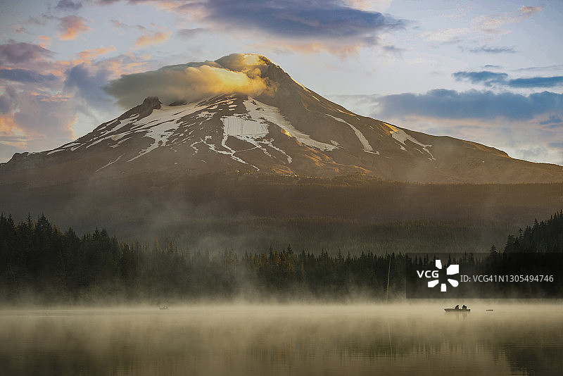 清晨钓鱼的两个男人图片素材