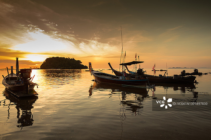 日落时分的木制渔船图片素材