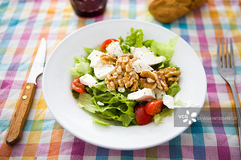 餐桌上新鲜健康的沙拉，可直接食用图片素材