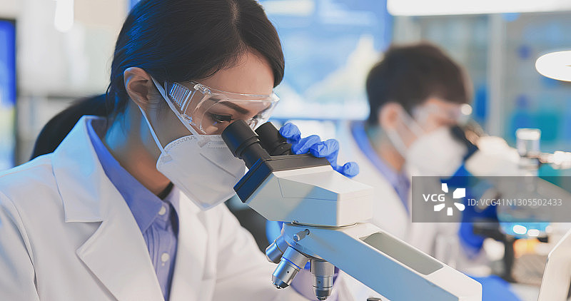 亚洲科学家使用显微镜图片素材