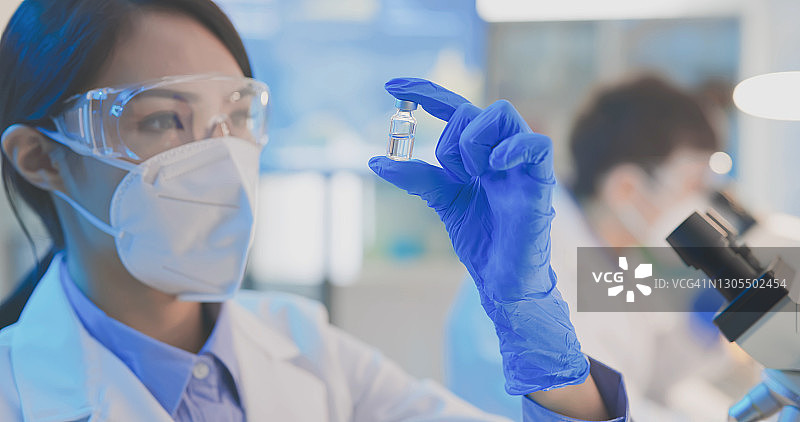 微生物学家观察药液图片素材