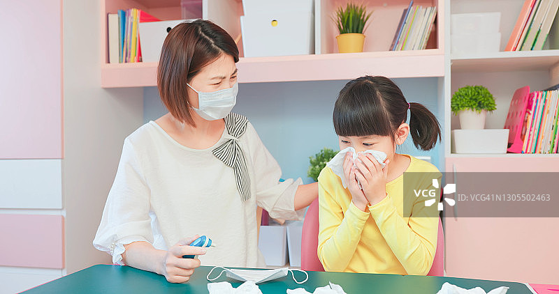 妈妈使用耳温枪图片素材