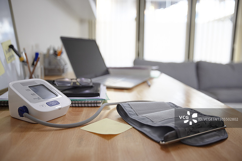 居家办公量血压图片素材