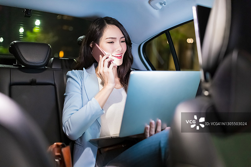 在车里工作的女商人图片素材