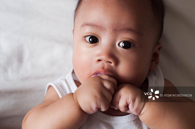 东南亚婴儿吮吸拇指图片素材