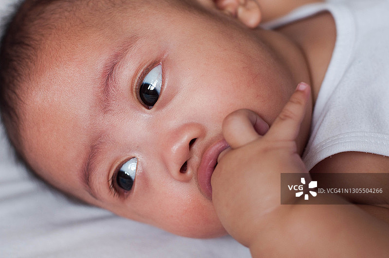 东南亚婴儿吮吸拇指图片素材