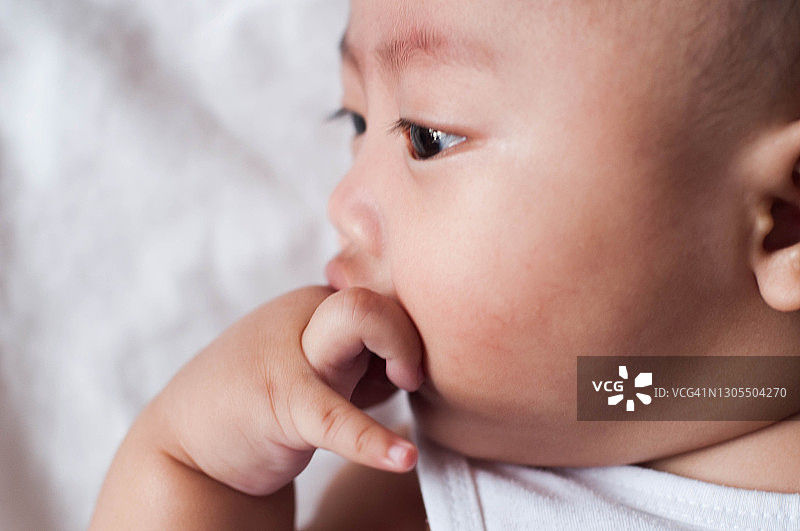东南亚婴儿吮吸拇指图片素材