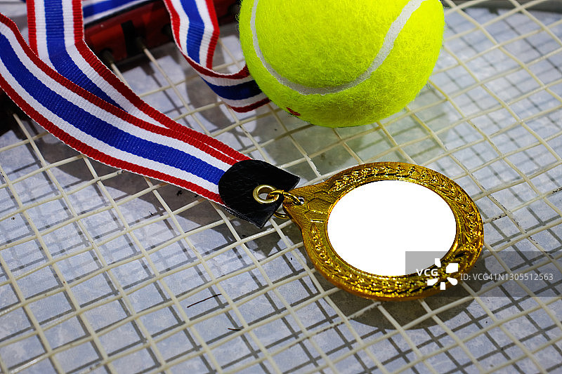 金色奖牌和网球图片素材
