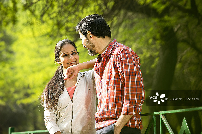 情侣在公园休闲图片素材