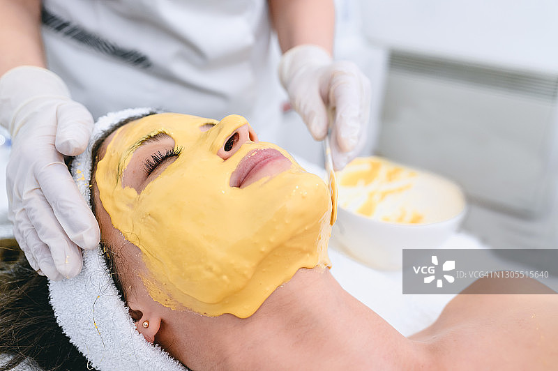 女人在美容院做面膜图片素材
