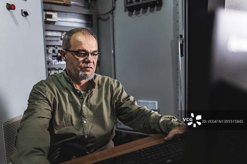 工程师在电脑上维护供暖和制冷系统图片素材