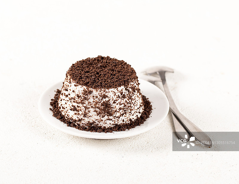 意大利甜点：香草意式奶冻配巧克力饼干屑图片素材