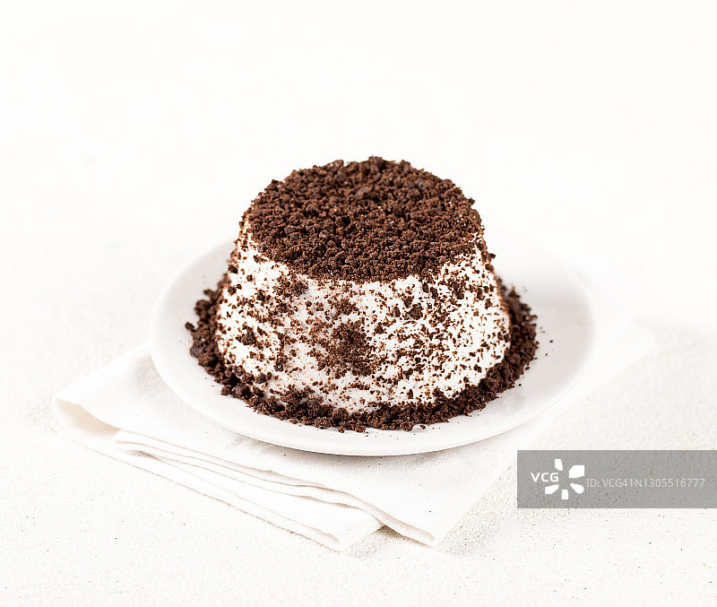 香草奶油布丁配巧克力饼干屑图片素材