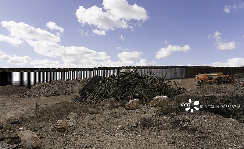 美国亚利桑那州道格拉斯的新美墨边境墙图片素材