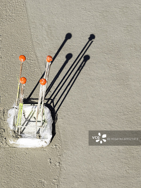 在许多建筑工地中，水泥土或潮湿混凝土的凝固图片素材