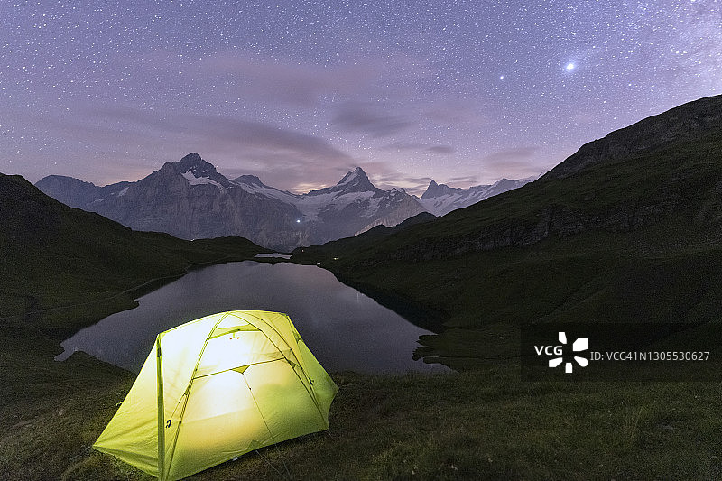瑞士格林德瓦，巴哈尔普湖畔的夜晚帐篷图片素材