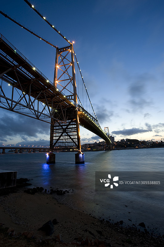 巴西弗洛里亚诺波利斯埃尔西利乌·卢兹斜拉桥夜景图片素材