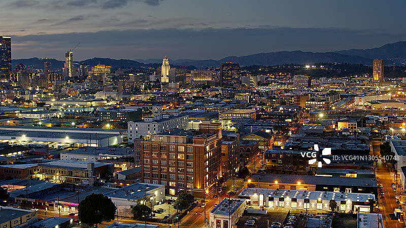 夜幕降临，从艺术区俯瞰洛杉矶市中心图片素材