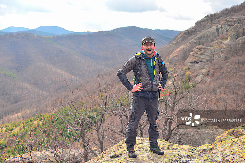 男子在山中徒步旅行图片素材