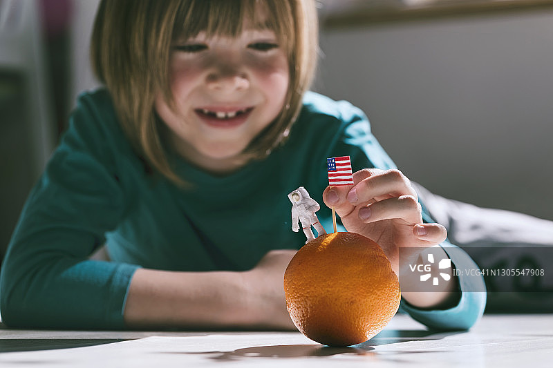 快乐的孩子扮演宇航员图片素材