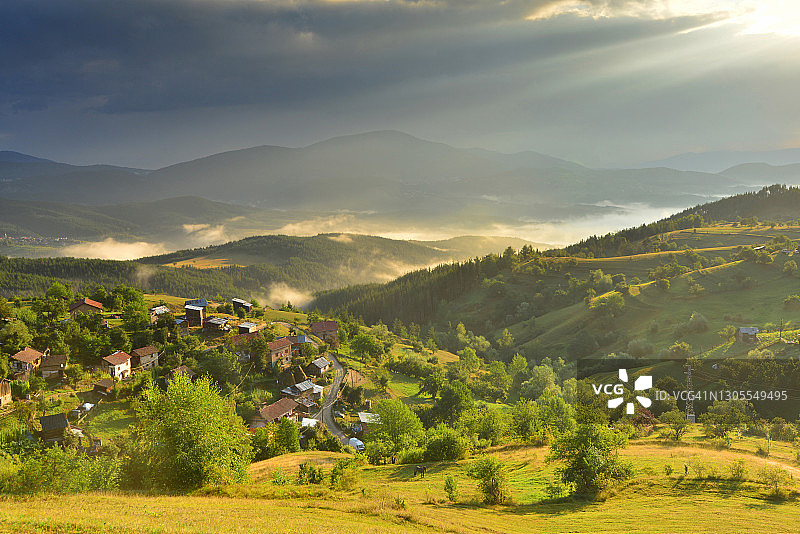 美丽晨光下的田园山村景色图片素材