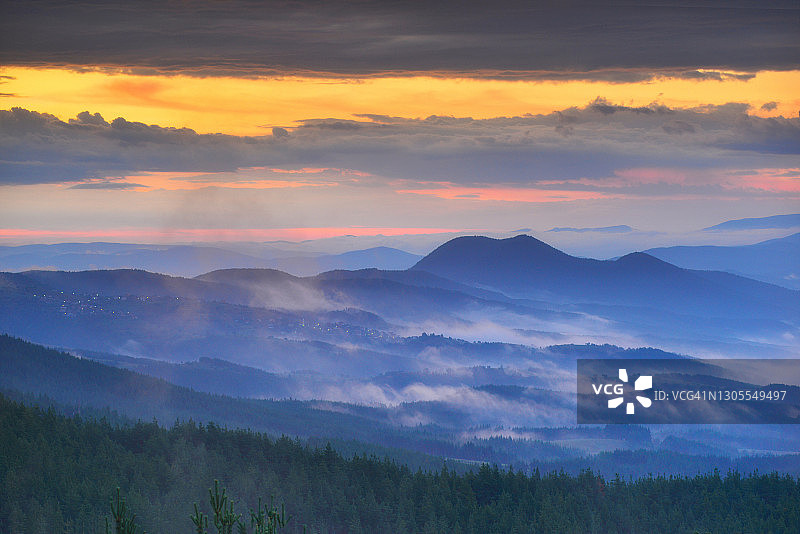 日出时雾气弥漫的山谷美景图片素材