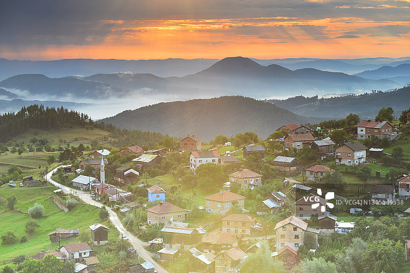 美丽晨光下的田园山村景色图片素材