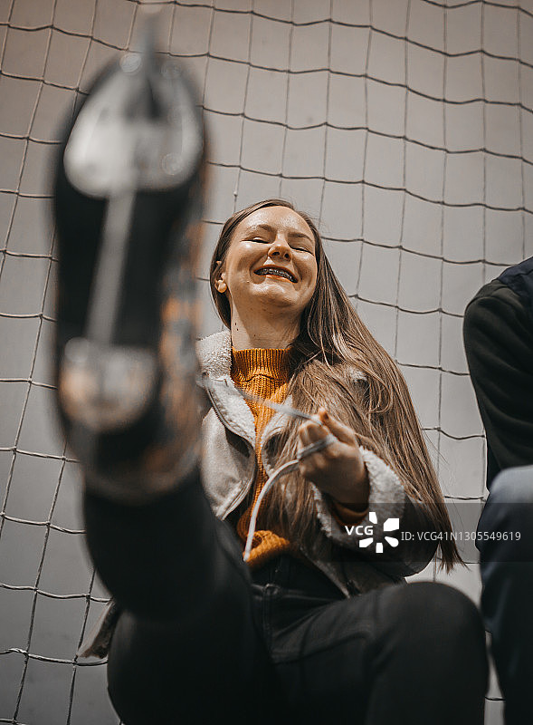 美丽情侣准备滑冰图片素材