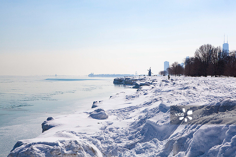 芝加哥城市湖畔冰冻的悬崖图片素材