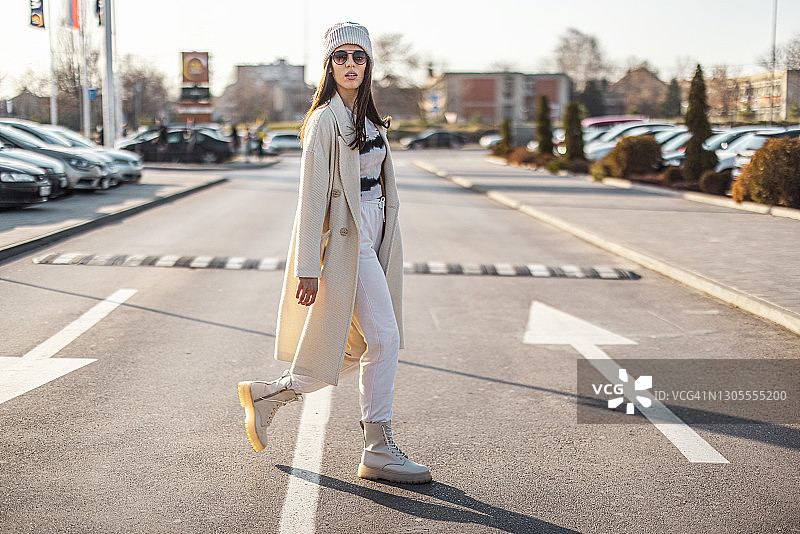 走过街道的时尚年轻女人图片素材